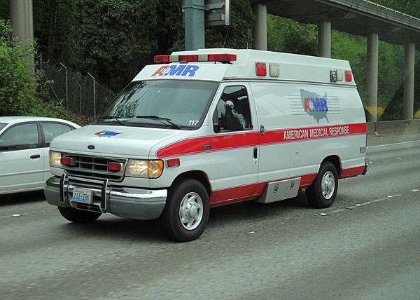 救護車生產(chǎn)廠家簡析車內(nèi)的醫(yī)療配置有哪些？